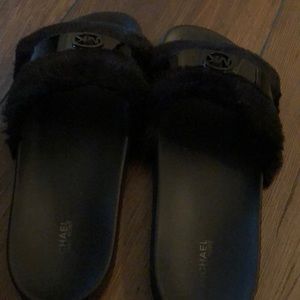 Black Michael kors Jett black slides fuzzy top